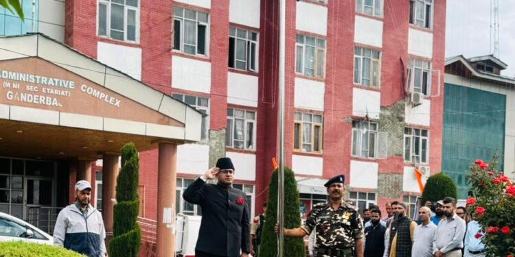 DC Ganderbal hoists Tricolour at Mini Secretariat to commemorate 79th Independence Day