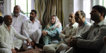 Sakeena Itoo visits Ichgam Budgam, offers condolences to bereaved family of electrocution victim