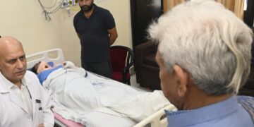 Lieutenant Governor visits GMC Jammu, enquires about the health of family members of Late Shri Rajinder Singh