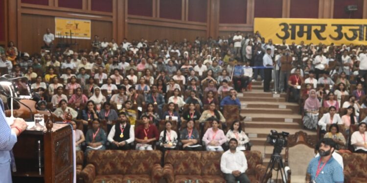 Lieutenant Governor felicitates the recipients of Amar Ujala Medhavi Chhatra Samman in Jammu