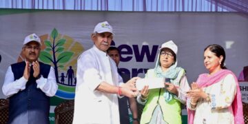 Sewa Parv” Lieutenant Governor joins Dal Lake Cleanliness Drive