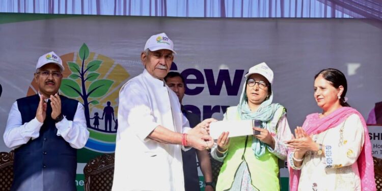 Sewa Parv” Lieutenant Governor joins Dal Lake Cleanliness Drive
