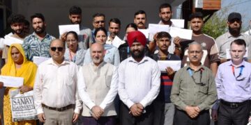 ADDC Udhampur hands over sanction letters to Mission YUVA beneficiaries