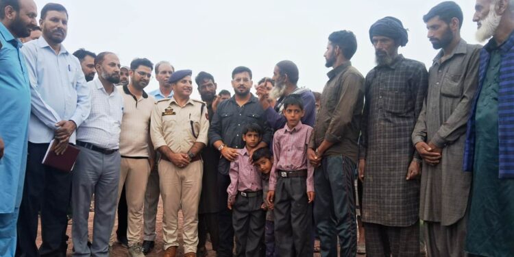 DC Rajouri visits Upper Kangri area, interacts with Tribal Population