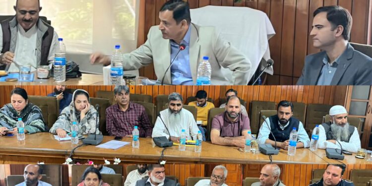 Javid Dar chairs consultative meeting with Fruit Mandi Associations to boost J&K Horticulture