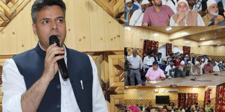 DC Budgam chairs public darbar at Beerwah, listens to public grievances