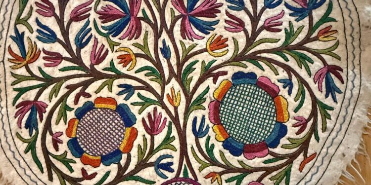 Govt seeks local support to revive Namda Craft