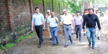 Div Com tours flood affected areas in Jammu City