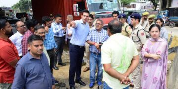 DC Jammu directs measures to ease traffic in city with focus on Kunjwani, Satwari, Narwal-Kunjwani stretches