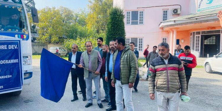 Director Sericulture Flags off Silkworm Rearers to Himachal Pradesh under Inter-State Farmers Training programme