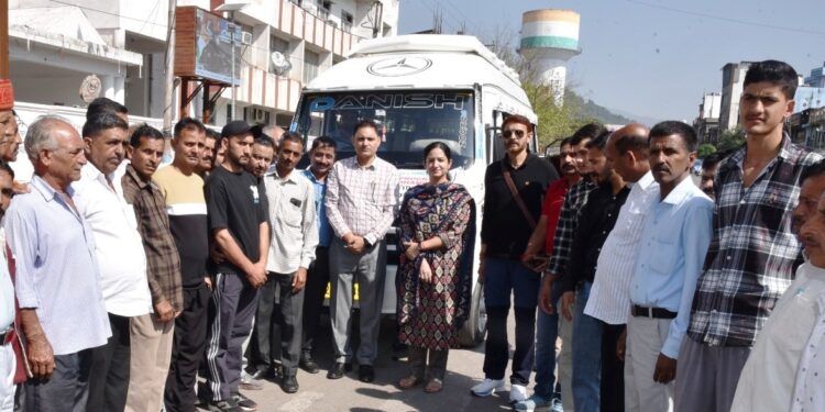 DC Udhampur flags off group of farmers on exposure visit to Himachal Pradesh