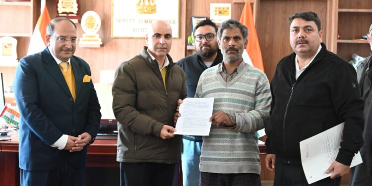 DC Kishtwar hands over Award Letters to PMAY-U 2.0 beneficiaries