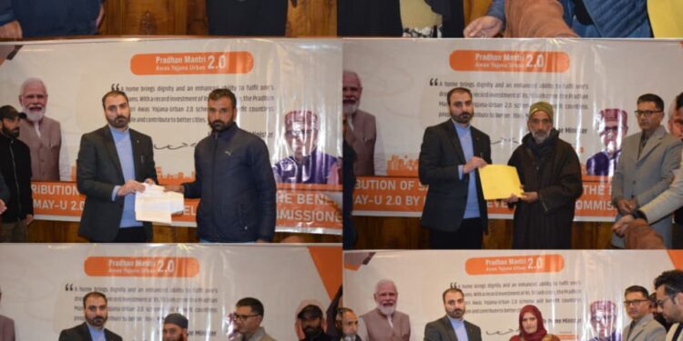 DC Pulwama Distributes Sanction Letters Under PMAY-U 2.0