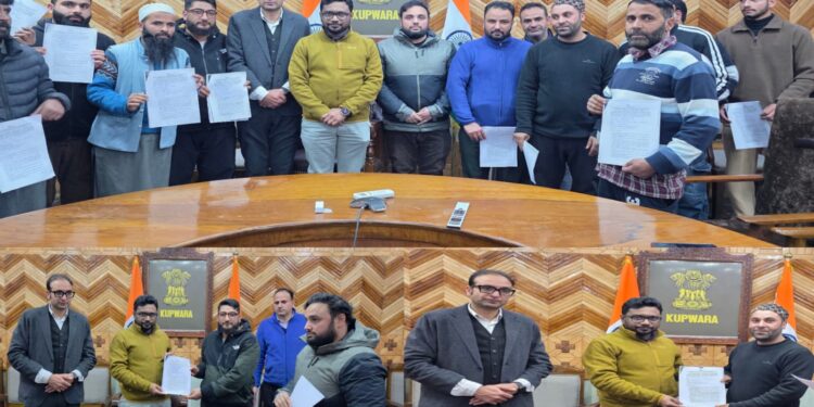 DC Kupwara hands over sanction letters to beneficiaries under PMAY (U) 2.0
