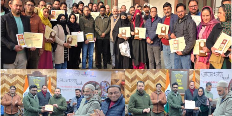DC Kupwara felicitates stakeholders for showcasing products & services in Akankasha Haat