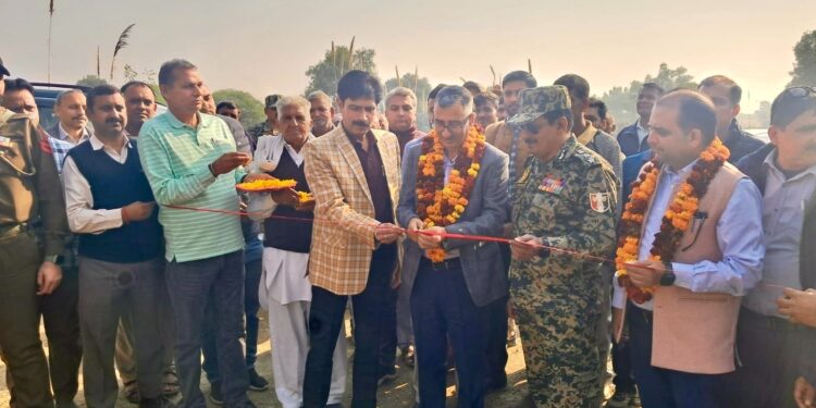 DC Kathua inaugurates wheat sowing across the fence along IB in Hiranagar Sector