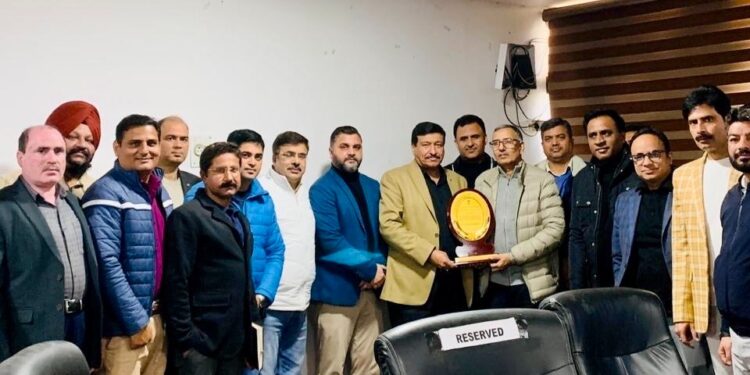 District Admin Kathua felicitates retiring CEO