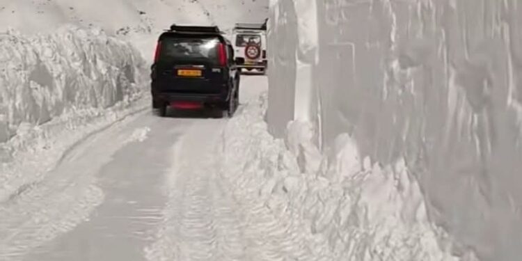 Bandipora–Gurez Road thrown open; Vehicles safely reach Gurez