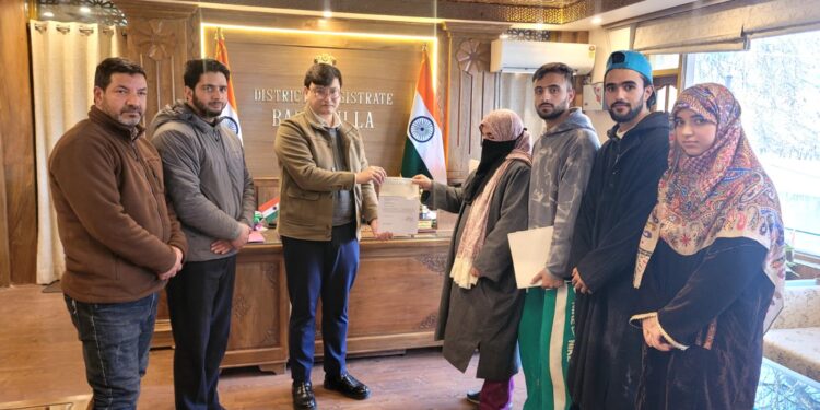 DC Baramulla distributes Compensation Cheque to Dependents of Accident Victim