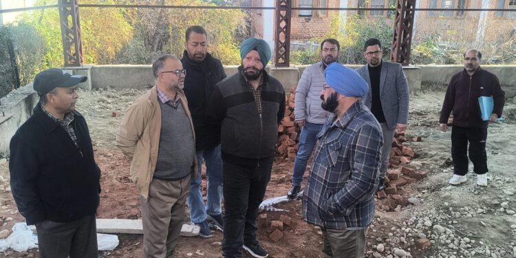Director Agriculture Kashmir visits Integrated Mushroom Development Centre at Lalmandi