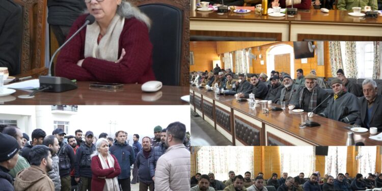 DC Bandipora holds Public Darbar at Sumbal