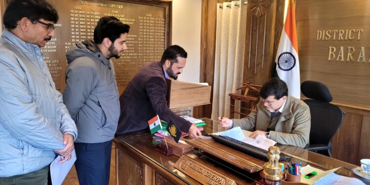 DC Baramulla chairs DLIC Meeting; Approves 458 cases under Mission Yuva Programme