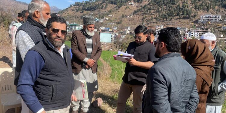 DC Rajouri reviews Jamabandi digitization, interacts with locals at border village Saroola