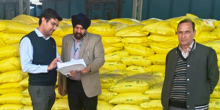 Agriculture Department inspects fertiliser rake operations at Bari Brahmana Railhead