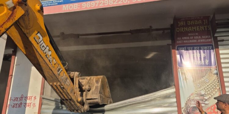 JMC takes strict action against unauthorized construction, illegal shop shutters demolished in Pouni Chak