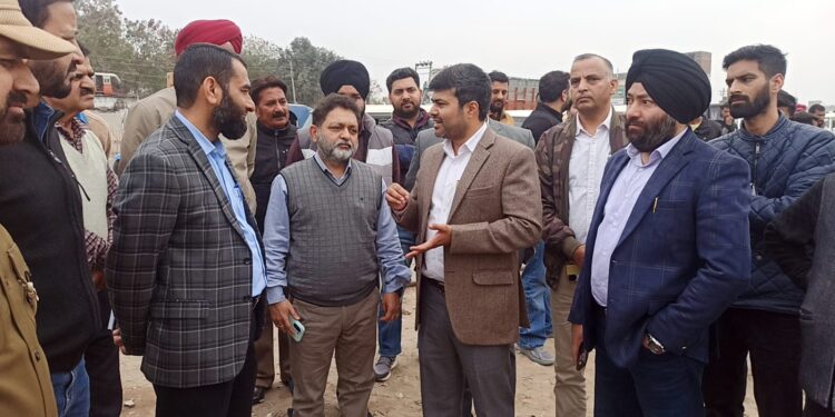 JMC Commissioner conducts sanitation and anti-encroachment drive in wards 49 and 74