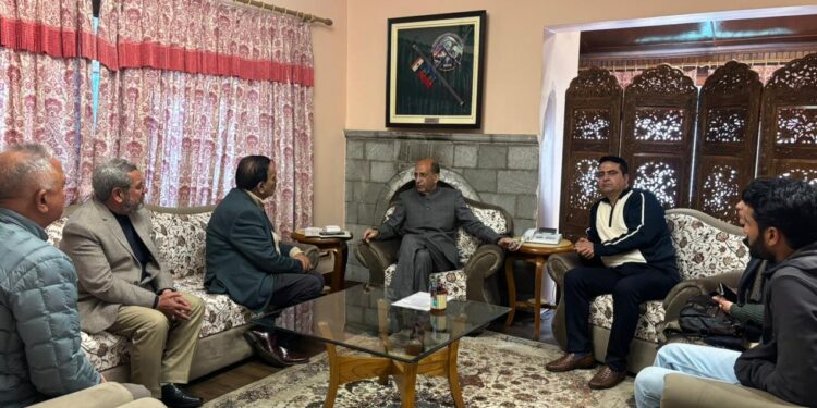 Advisor Nasir Aslam Wani meets delegations, individuals at Raabita Office