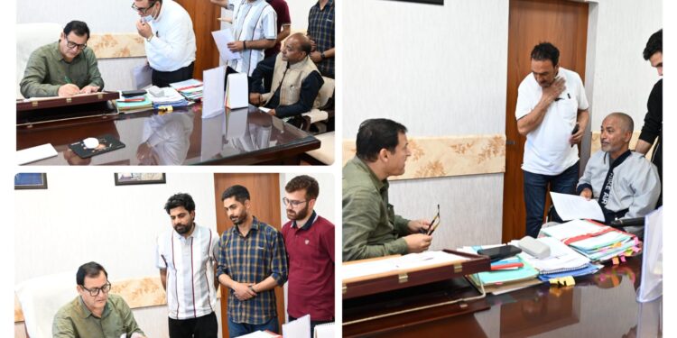 Javid Dar meets delegations; assesses their issues, concerns