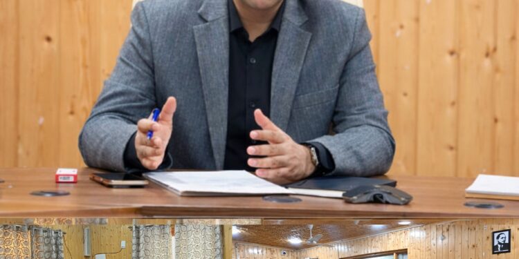 DC Anantnag reviews Traffic Regulation with Officers, Traders & Transporters