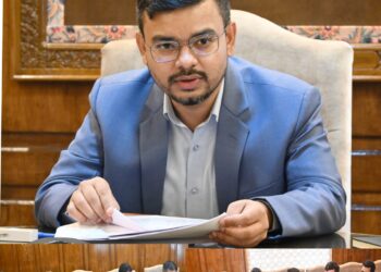 DC Kulgam reviews LPG stock position