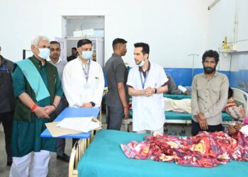 Udhampur Road Accident: Lieutenant Governor meets the injured at GMC Udhampur