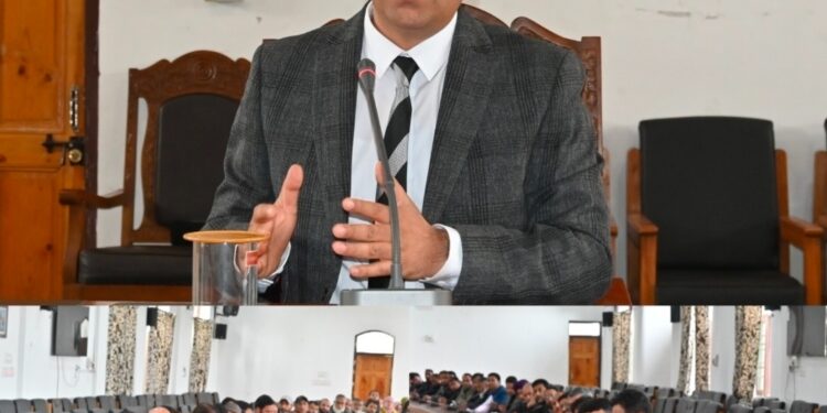 DC Anantnag urges Principals of College, HSS to embrace Tech, Student-Centric approach