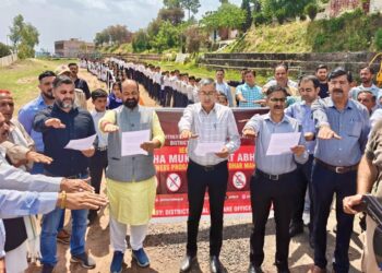 DC Kathua listens to public grievances at Dhar Mahanpur; assures time-bound redressal