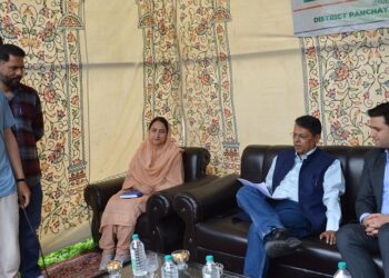 Shantmanu visits Budgam, reviews process of ongoing SSR
