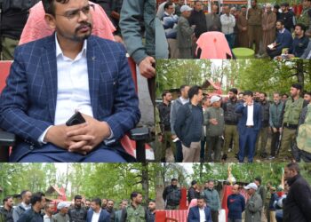 DC Kulgam visits Kakran Pombay, interacts with public