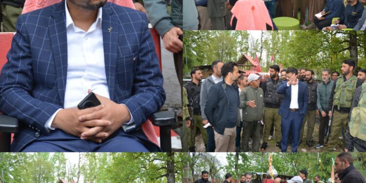 DC Kulgam visits Kakran Pombay, interacts with public