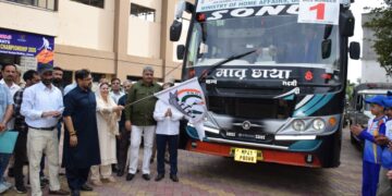Sakeena Itoo flags off group of students for ‘Watan Ko Janoo’ exposure tour