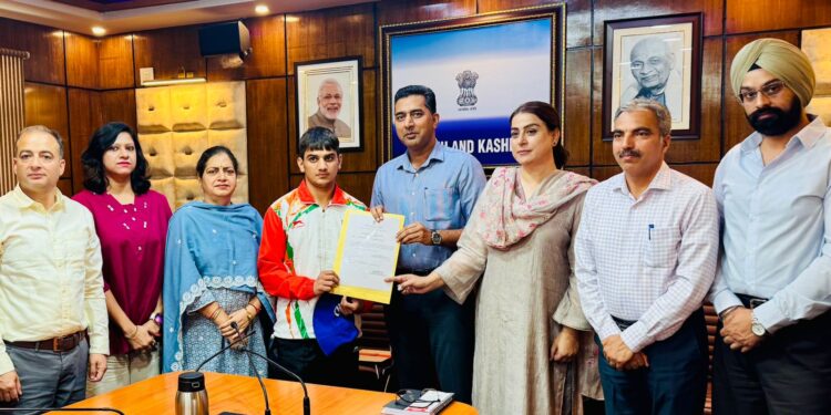 Dr. Shahid Iqbal felicitates Asian Boxing Champion Mohammad Yaseer
