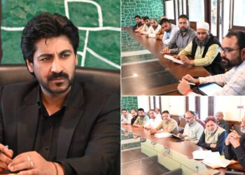 DC Baramulla visits Uri; Reviews Vibrant Village Programme