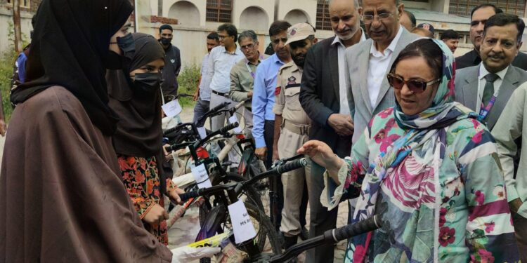 Sakeena Itoo distributes appointment orders among CPWs at Srinagar
