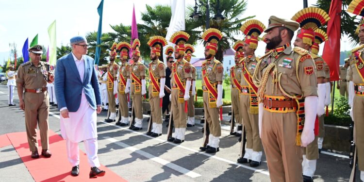 Darbar Move reopens in Srinagar, CM receives warm reception, accorded Guard of Honour
