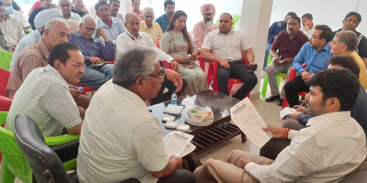 JMC Commissioner assesses civic issues in Greater Kailash Colony, assures speedy redressal