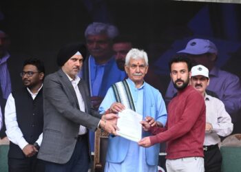 Lieutenant Governor Visits Vibrant Village Trehgam in Kupwara