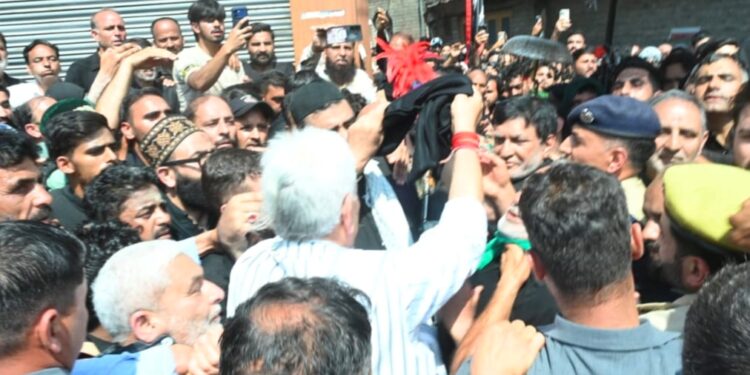 Lieutenant Governor joins Youm-e-Ashura’s Zuljinah procession at Zadibal in Srinagar