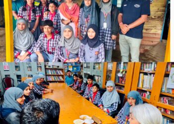DC Bandipora visits KV School Marder; Appreciates students for participation in Mega Padyatra