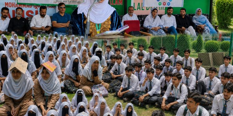 DIPR’s Cultural Unit organises Awareness Programme under Nasha Mukt J&K Abhiyan at HSS Palpora